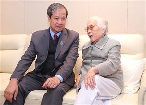 Bộ trưởng Nguyễn Kim Sơn thăm nguyên Bộ trưởng GD-ĐT Nguyễn Thị Bình nhân ngày 20/11